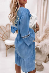 Bedrucktes Boho-Kleid mit V-Ausschnitt und Spitzeneinsätzen